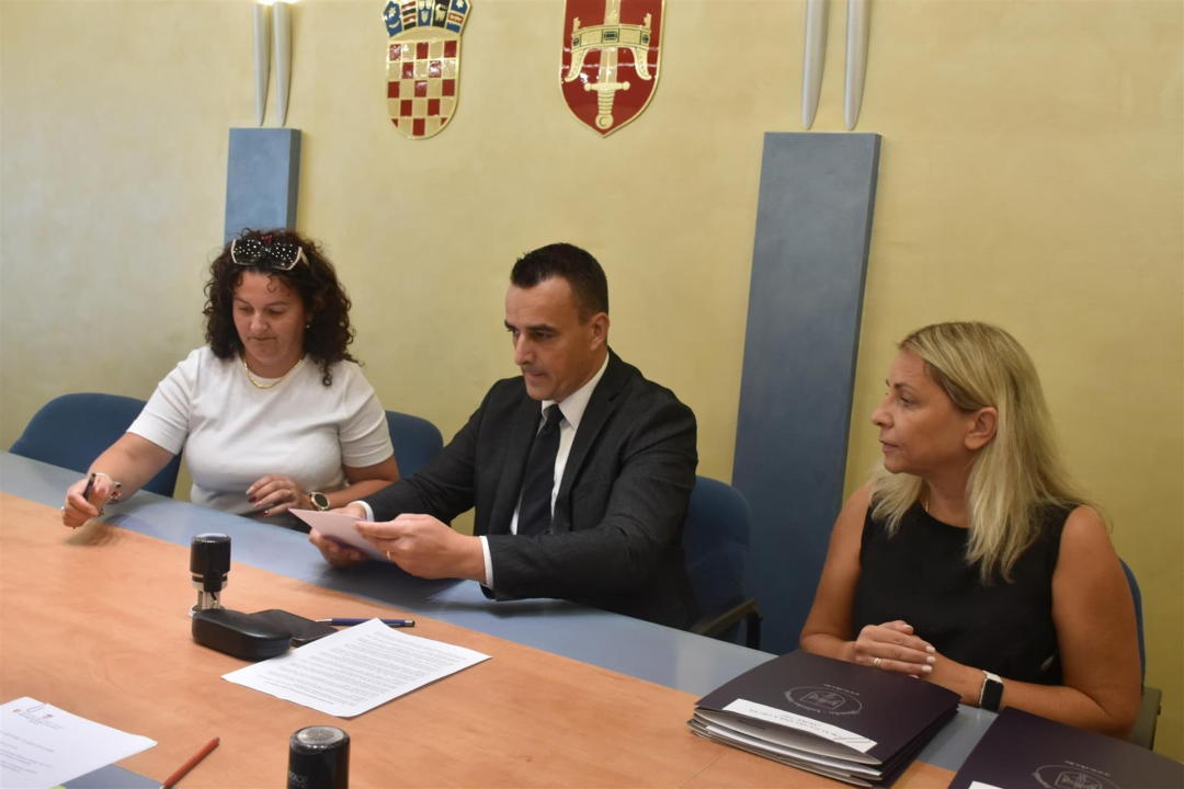 Župan Rakić potpisao ugovore s devet poljoprivrednih udruga