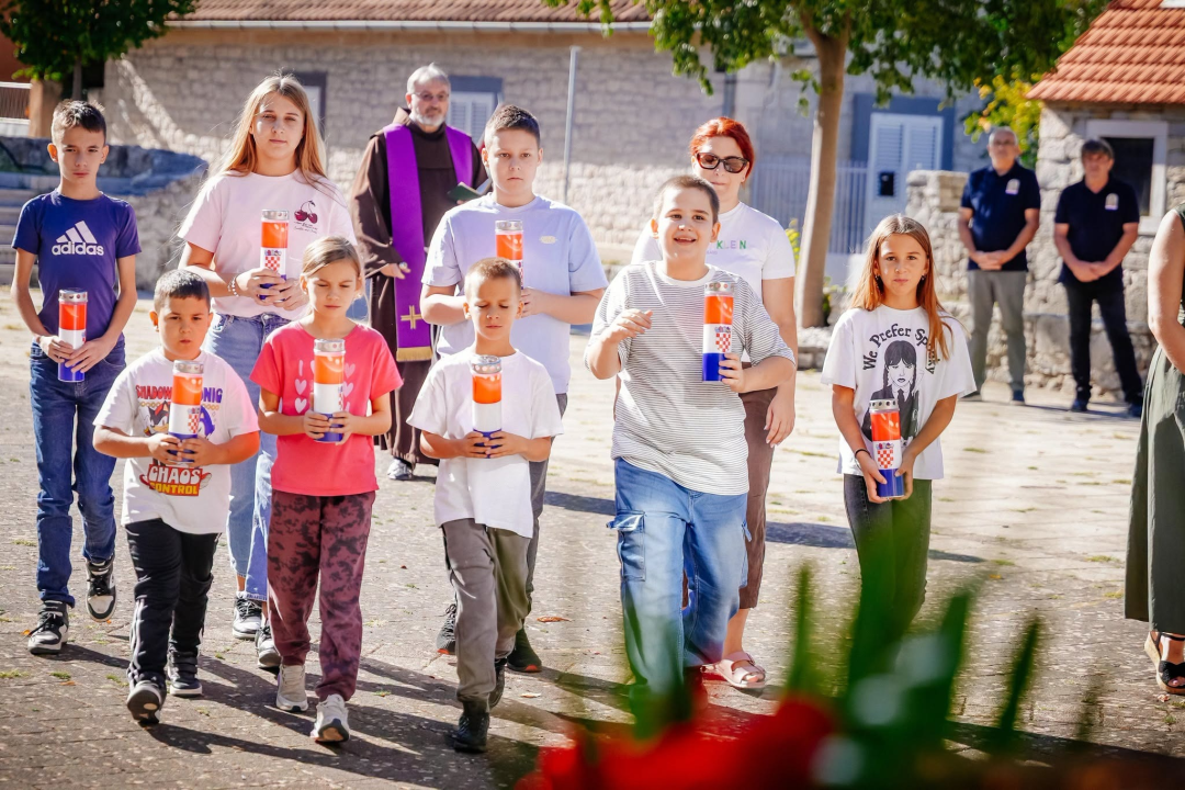 Polaganjem vijenaca obilježena 35. obljetnica stradanja branitelja i civila u Puljanima i Oklaju