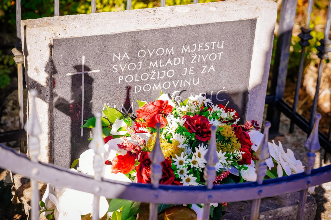 Polaganjem vijenaca obilježena 35. obljetnica stradanja branitelja i civila u Puljanima i Oklaju