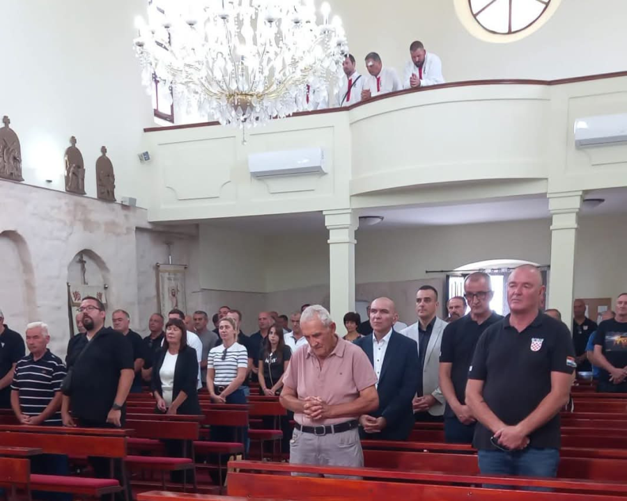 Položeni vijenci i zapaljene svijeće: U Konjevratima odana počast poginulim hrvatskim braniteljima