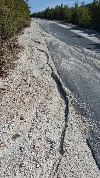 FOTO Mjesec dana nakon izgradnje počela pucati pristupna cesta do Spomen doma obitelji Čengić u Erveniku?