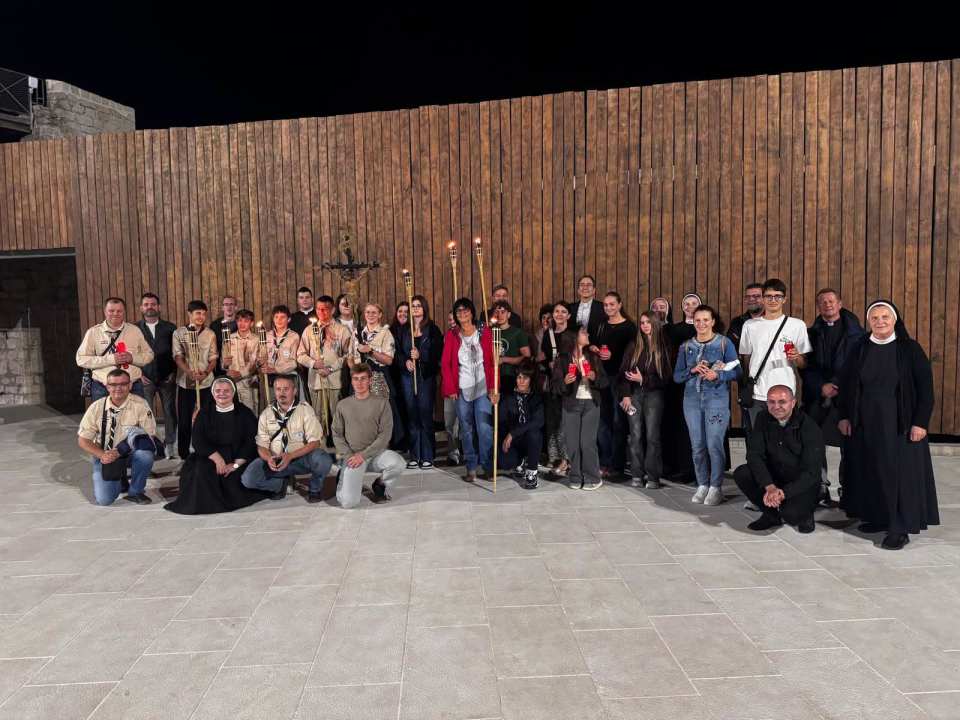 Šibenik uoči blagdana svog zaštitnika: Mladi se u procesiji popeli do tvrđave sv. Mihovila