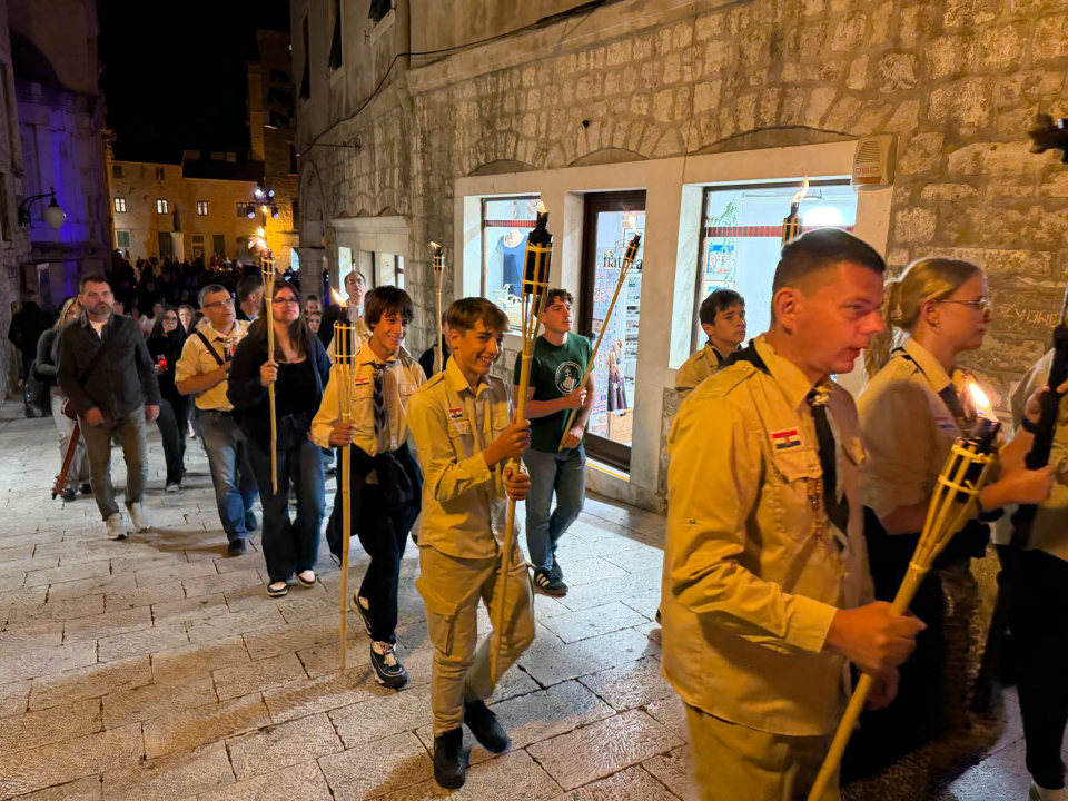 Šibenik uoči blagdana svog zaštitnika: Mladi se u procesiji popeli do tvrđave sv. Mihovila