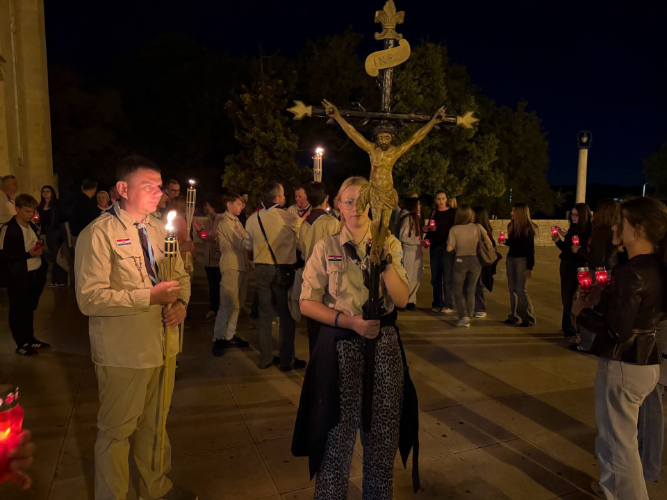 Šibenik uoči blagdana svog zaštitnika: Mladi se u procesiji popeli do tvrđave sv. Mihovila