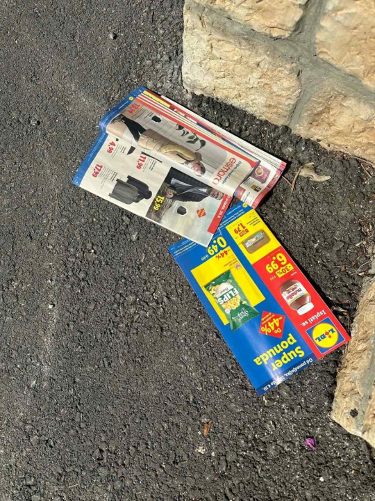 Katalozi po ogradama pa po ulicama: 'Je li ovo smeće Šibeniku stvarno još potrebno?'