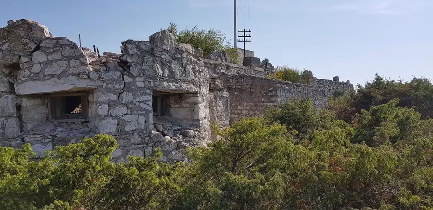 Skrivena utvrda kod Rogoznice: Za nju malo tko zna, a pruža jedan od najljepših pogleda na Jadran