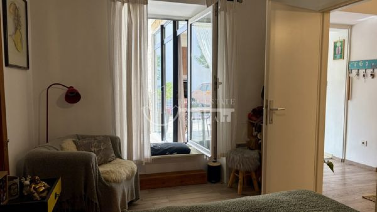 Pet minuta od šibenske rive prodaje se zanimljiva nekretnina: Tri stana, dvorište i tri parkirna mjesta