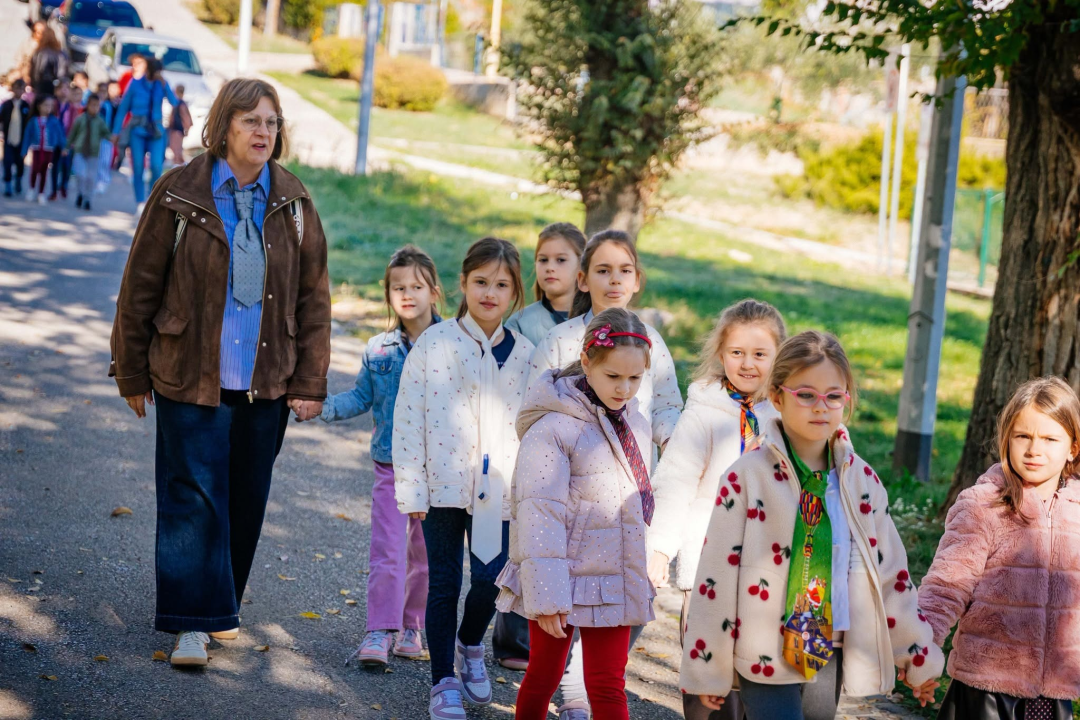 Drniški mališani podsjetili na dugu povijest hrvatskog modnog dodatka koji je osvojio svijet