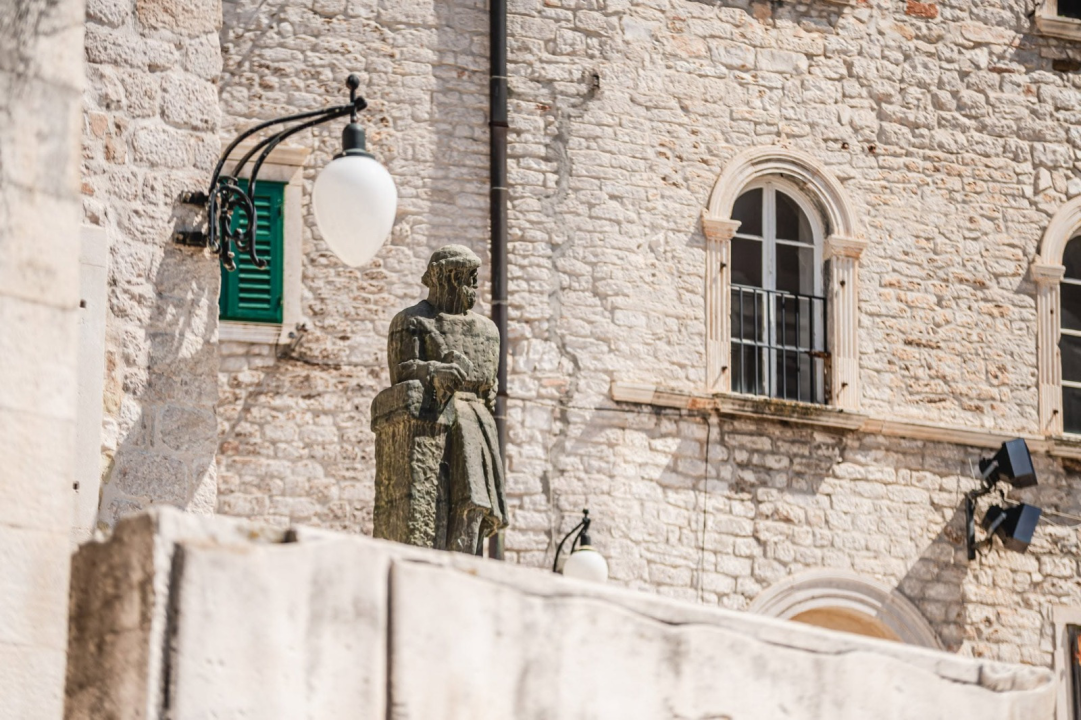Šibenik je galerija na otvorenom: Znate li gdje se nalaze svi ovi kipovi, biste i spomenici?