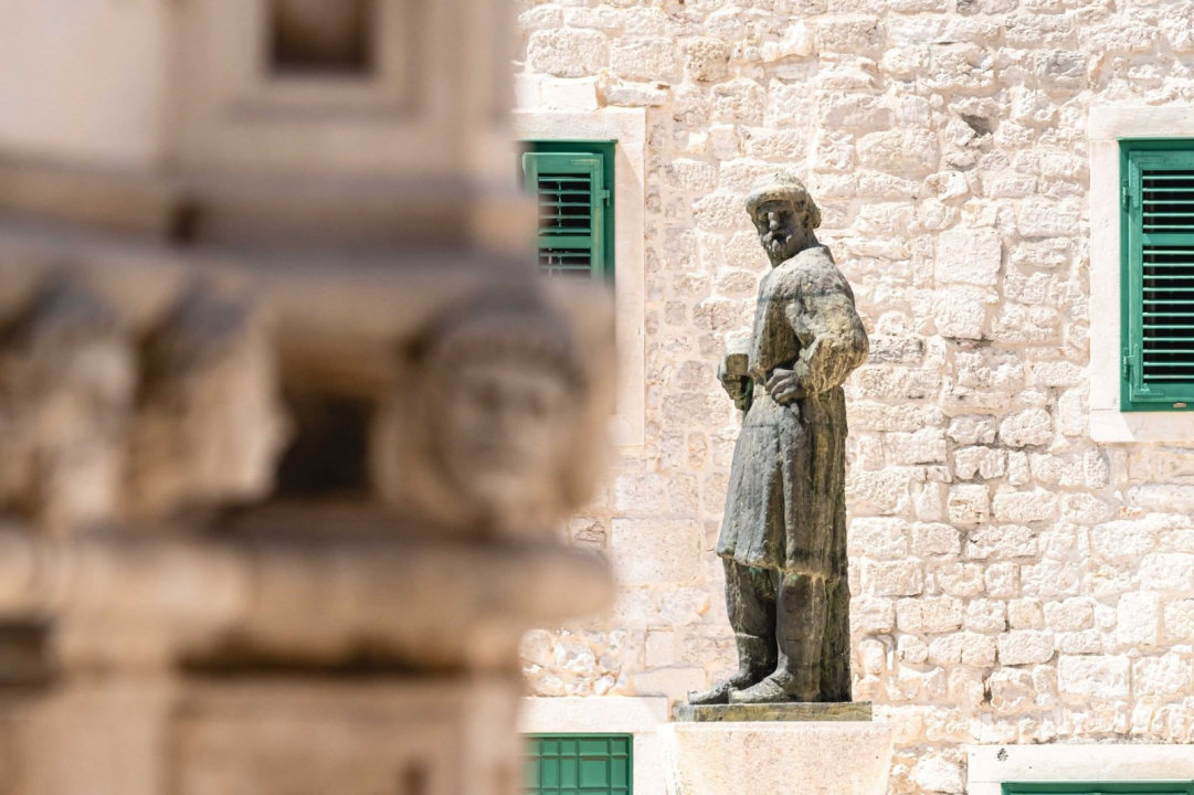 Šibenik je galerija na otvorenom: Znate li gdje se nalaze svi ovi kipovi, biste i spomenici?