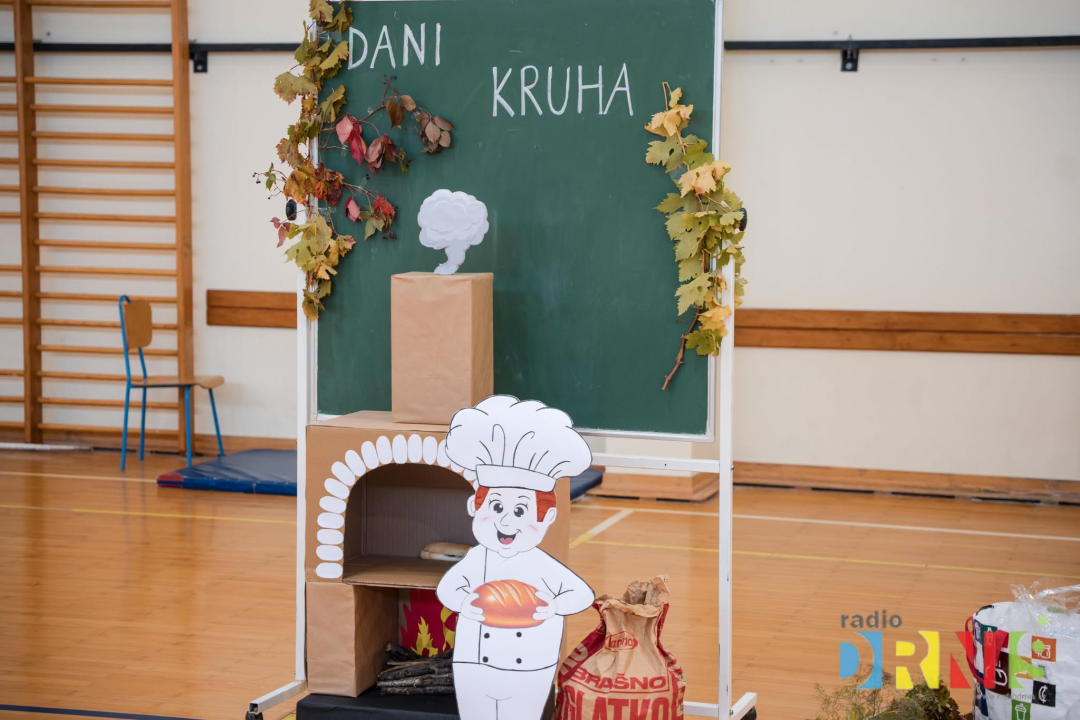  Dani kruha u Drnišu: Učenici pripremili domaće delicije, natjecali se za najbolju izložbu