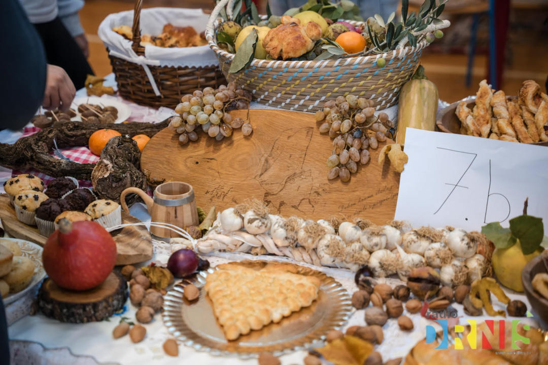  Dani kruha u Drnišu: Učenici pripremili domaće delicije, natjecali se za najbolju izložbu