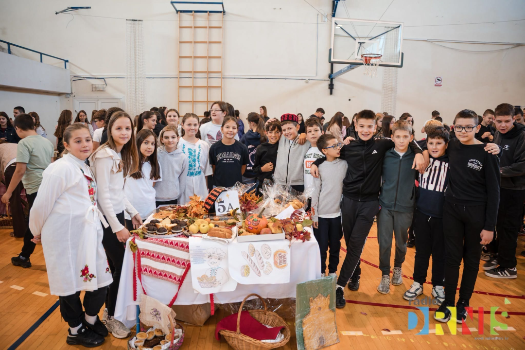  Dani kruha u Drnišu: Učenici pripremili domaće delicije, natjecali se za najbolju izložbu