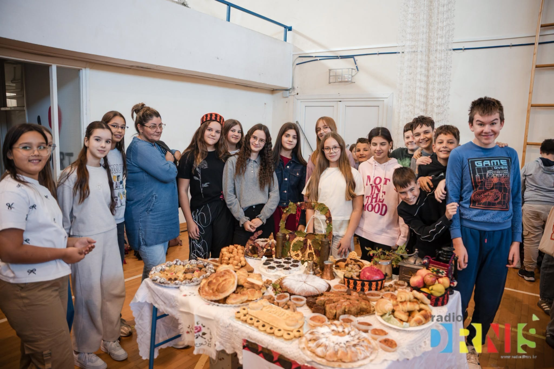  Dani kruha u Drnišu: Učenici pripremili domaće delicije, natjecali se za najbolju izložbu