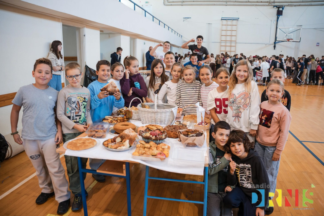  Dani kruha u Drnišu: Učenici pripremili domaće delicije, natjecali se za najbolju izložbu