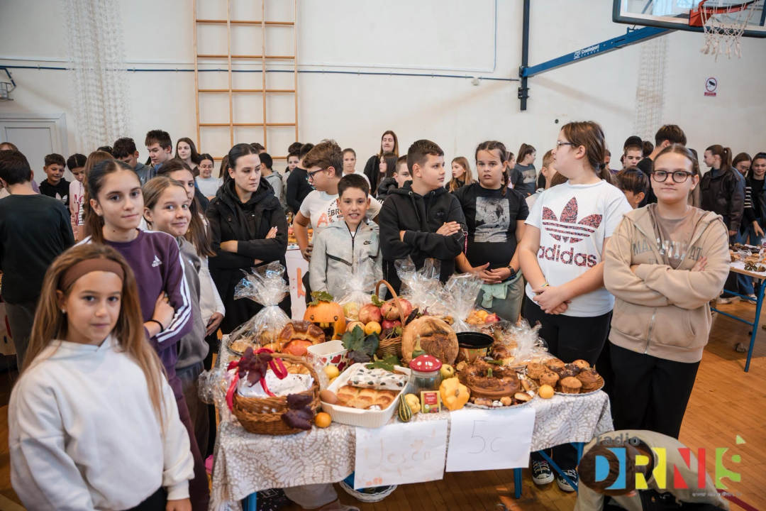  Dani kruha u Drnišu: Učenici pripremili domaće delicije, natjecali se za najbolju izložbu