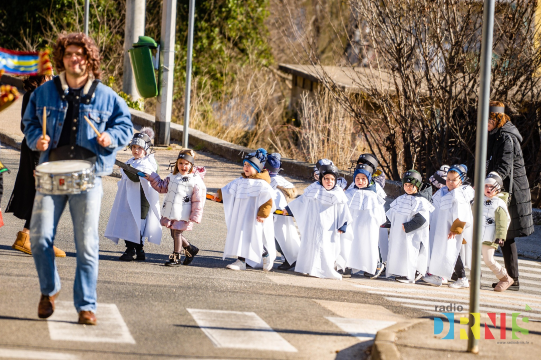 Šarenilo dječje maškarane povorke preplavilo Drniš