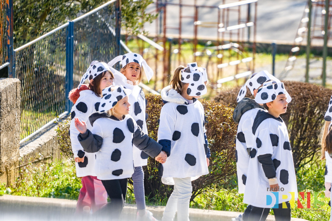 Šarenilo dječje maškarane povorke preplavilo Drniš