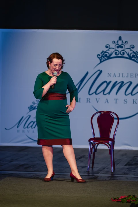 U šibenskom kazalištu održan izbor za najljepšu mamu: Vedrana Halinčić Bakšić i Ljubica Bulić ponijele lente
