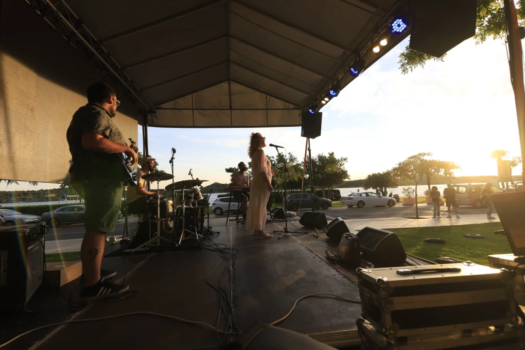 Bloom otvorio sezonu: Šibenski pop dragulj predstavio prvi album