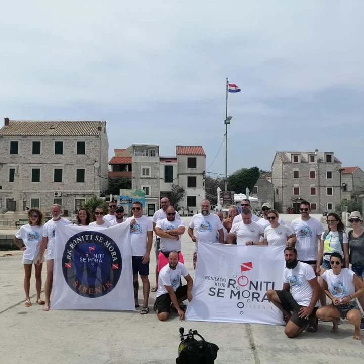 Volonteri iz mora oko Krapnja izronili stotinjak vreća smeća i krupni otpad