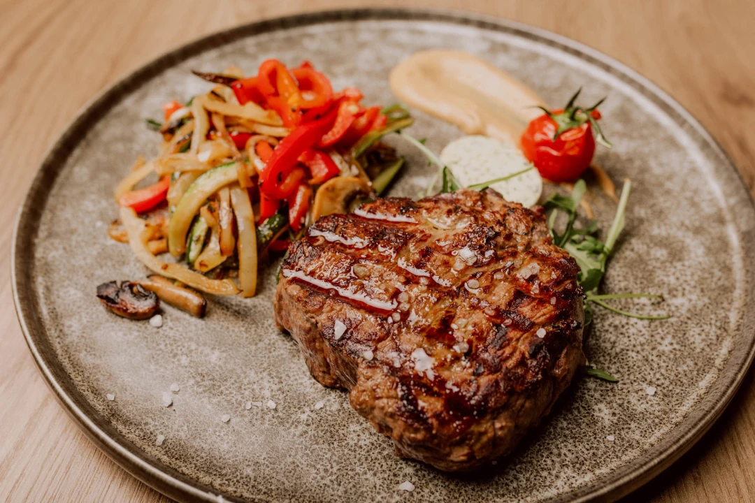 'Kod Starog' oduševite svoje nepce savršeno pripremljenim steakovima od Charolais govedine! 