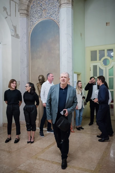 Dođi gola na večeru: Nova predstava šibenskog kazališta humorom šamara gledatelje!