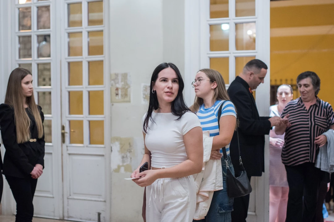 Dođi gola na večeru: Nova predstava šibenskog kazališta humorom šamara gledatelje!
