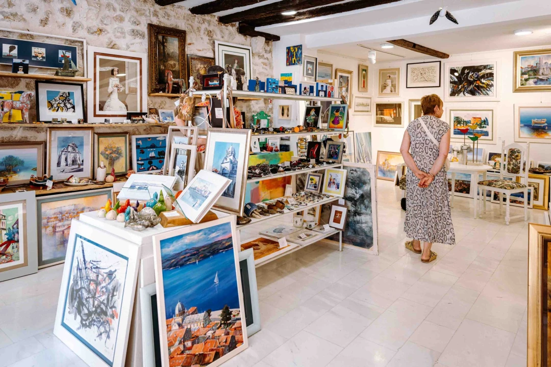 Umjetnine ljetnih motiva i žarkih boja potražite u Galeriji Juraj Dalmatinac! 