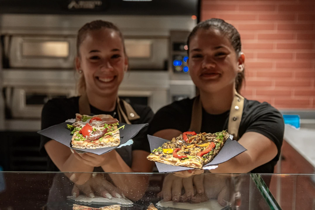 FOTO Besplatna kava i vrhunska zabava u Pizzaholicu!