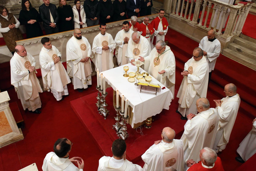 Misom u katedrali i procesijom do crkve Svetog Duha započelo trajno euharistijsko klanjanje