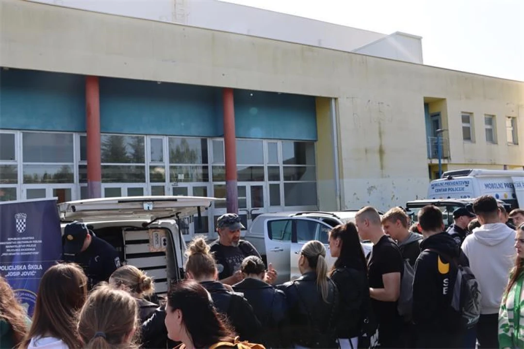 Održana kampanja 'Budi zakon': Policajci predstavili svoje zanimanje učenicima i građanima