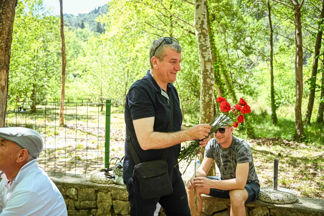 FOTO SDP-ovci dijelili karanfile u NP Krka: 'Ovo je dan kada uzimamo predah i koji nas podsjeća na radničku solidarnost'