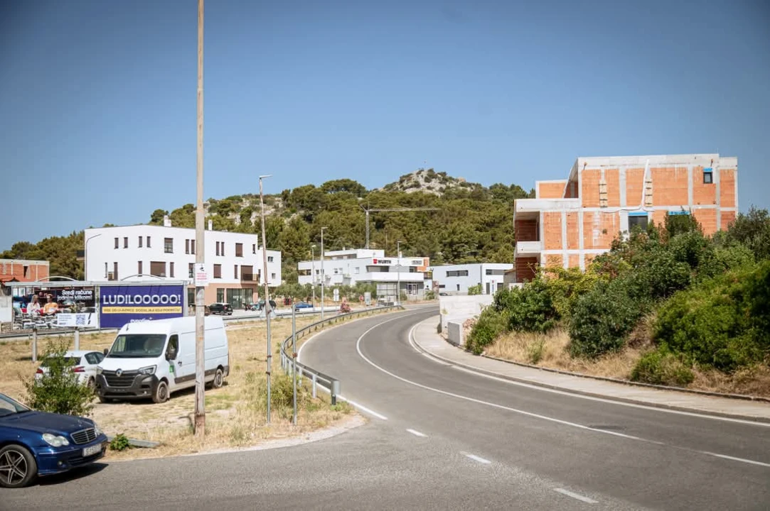 Nekretnine u Njivicama sve traženije, grad planira čvorove za lakši ulaz u Šibenik