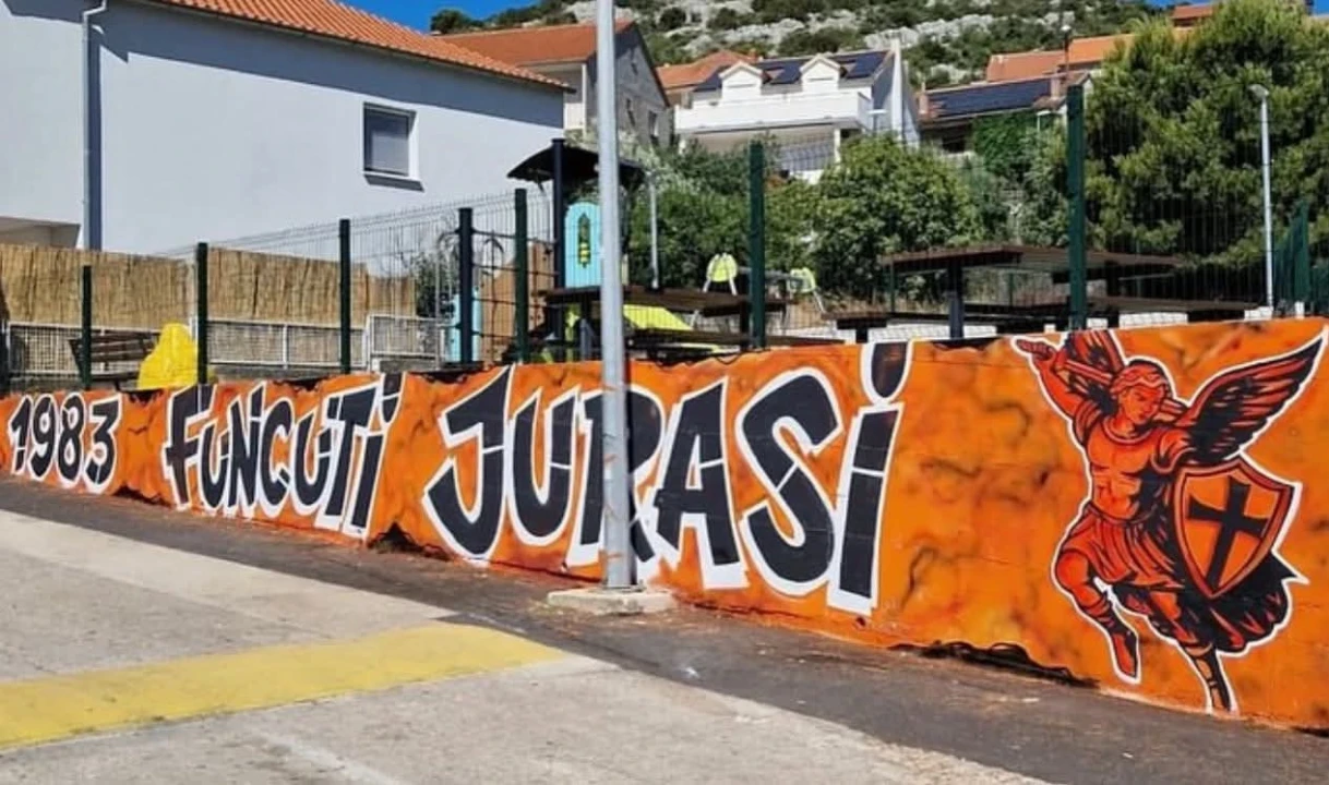 Novi mural u čast Funcutima osvanuo u Jurasima: Narančasto-crni duh Šibenika živi na svakom kantunu grada