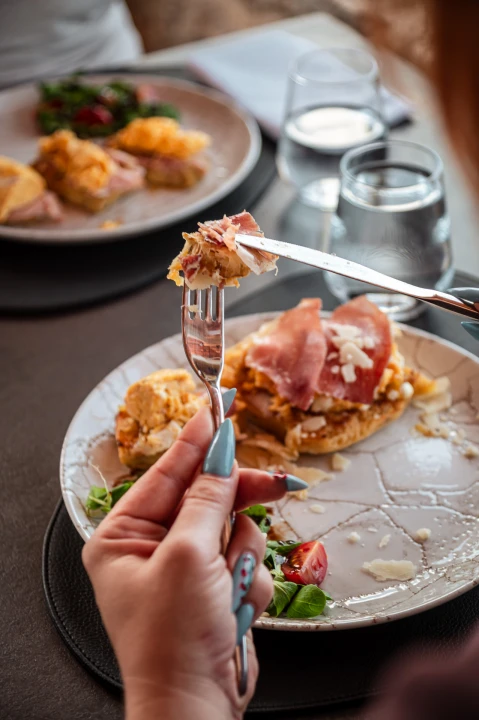 Savršeno jutro u srcu Šibenika: Brunch na terasi s najljepšim pogledom na Kanal sv. Ante