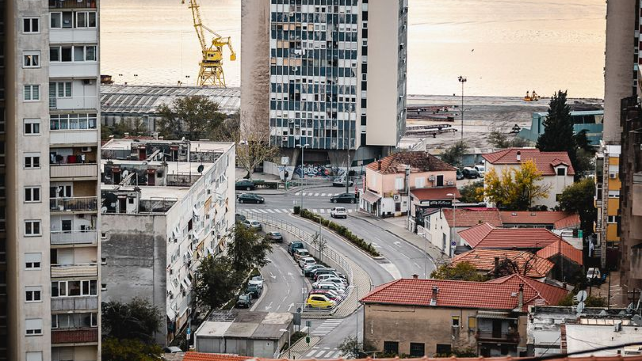Radovi i kvarovi: Bez vode danas stanari plavog nebodera i Trtarske ulice