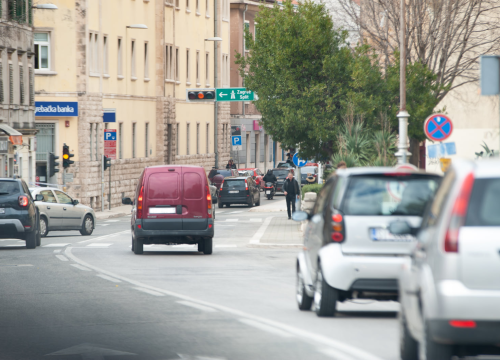 Usred vožnje u Šibeniku zaustavio auto pa pokušao ući u tuđi, a onda ozbiljno prijetio vozaču
