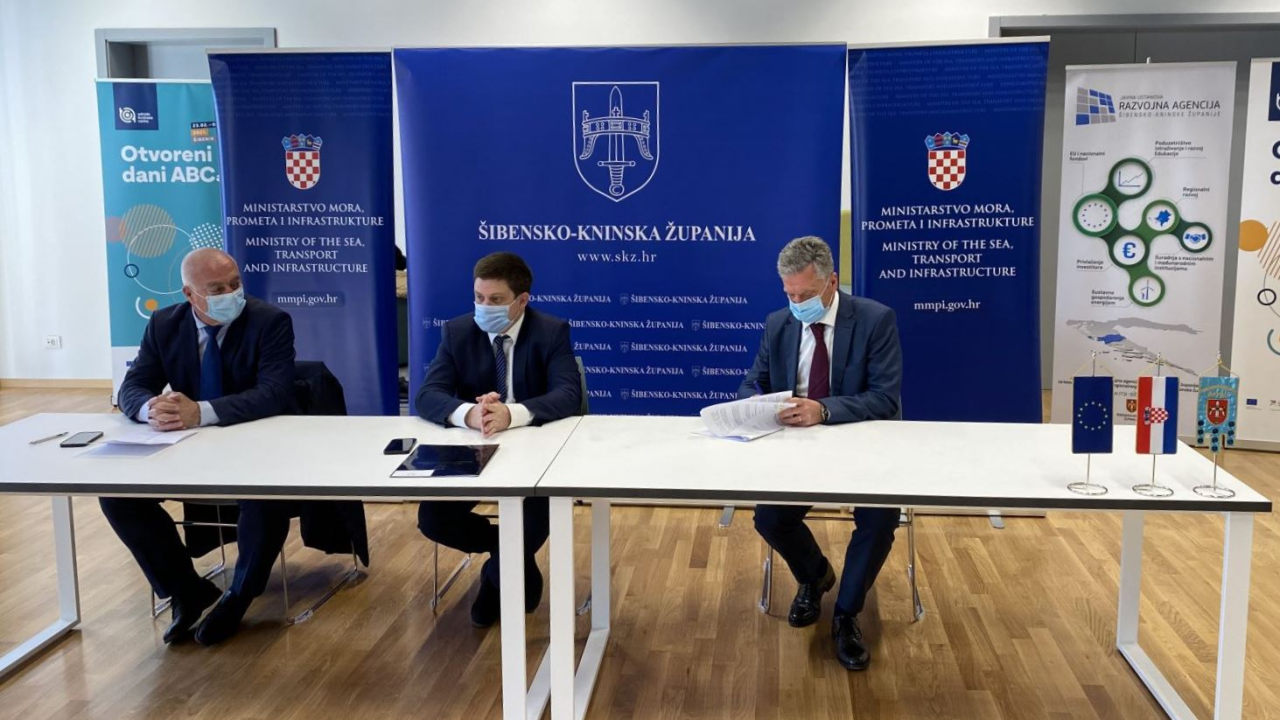 Butković u Šibeniku potpisao hrpu ugovora i usput pohvalio uređenje Vrnaže