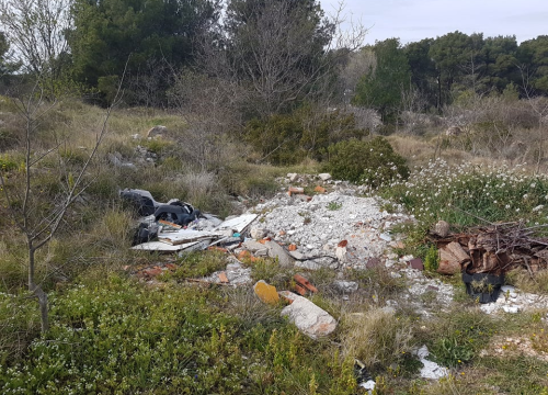 Fotografija 2 - Manje cvijeća, previše smeća, pogotovo građevinskog otpada: Sve to krasi put prema šetnici u kanalu!