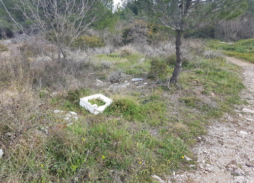 Fotografija 3 - Manje cvijeća, previše smeća, pogotovo građevinskog otpada: Sve to krasi put prema šetnici u kanalu!