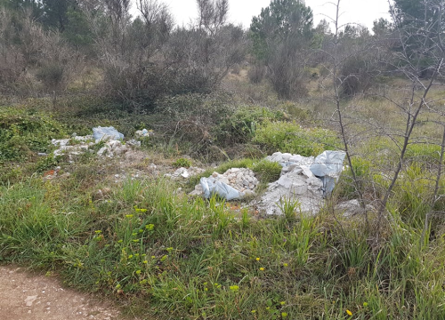 Fotografija 6 - Manje cvijeća, previše smeća, pogotovo građevinskog otpada: Sve to krasi put prema šetnici u kanalu!
