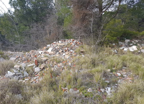 Fotografija 8 - Manje cvijeća, previše smeća, pogotovo građevinskog otpada: Sve to krasi put prema šetnici u kanalu!
