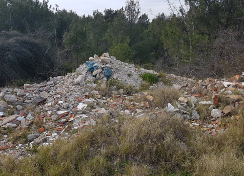 Fotografija 12 - Manje cvijeća, previše smeća, pogotovo građevinskog otpada: Sve to krasi put prema šetnici u kanalu!