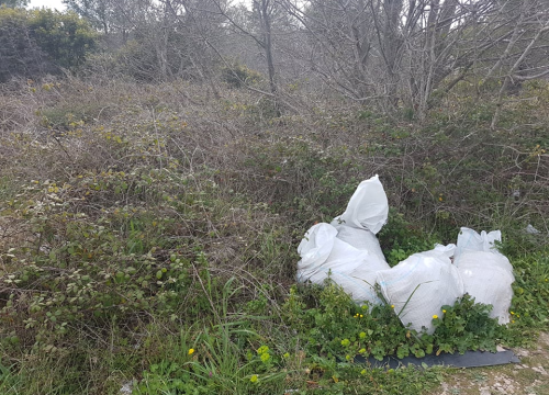 Fotografija 16 - Manje cvijeća, previše smeća, pogotovo građevinskog otpada: Sve to krasi put prema šetnici u kanalu!