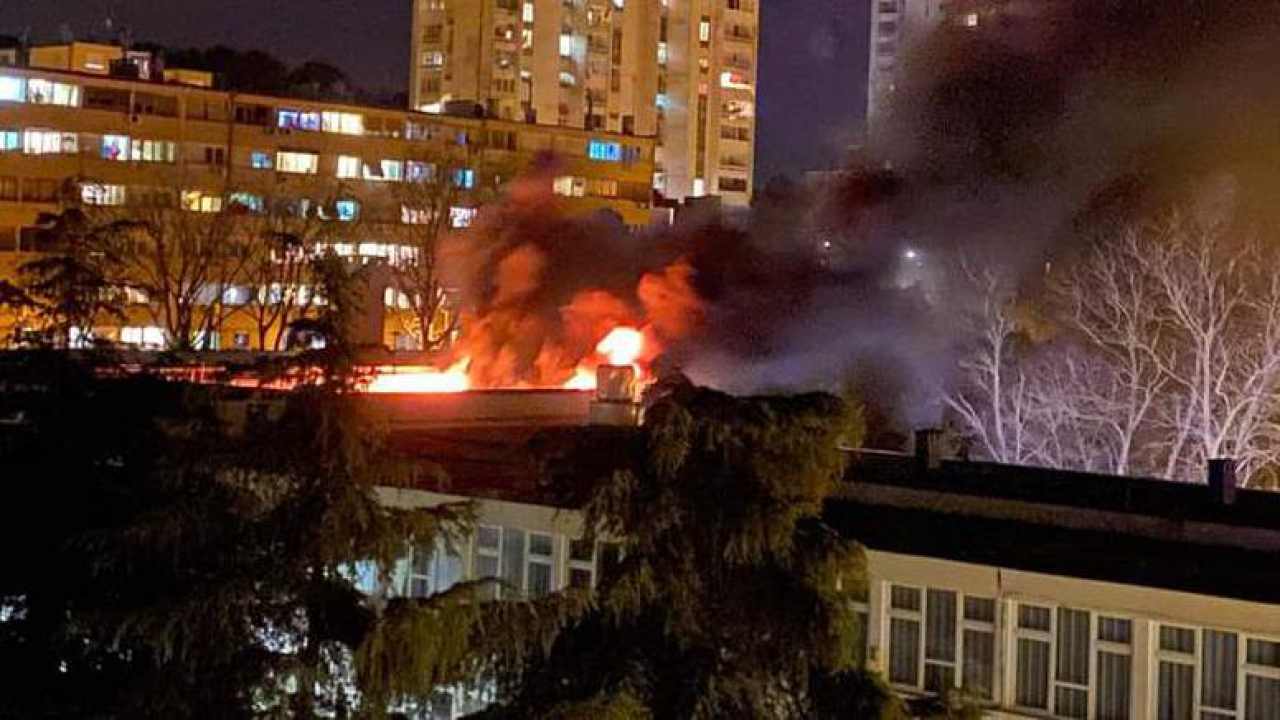 Gori osnovna škola u Puli, nepoznata osoba bacila zapaljivo sredstvo na krov