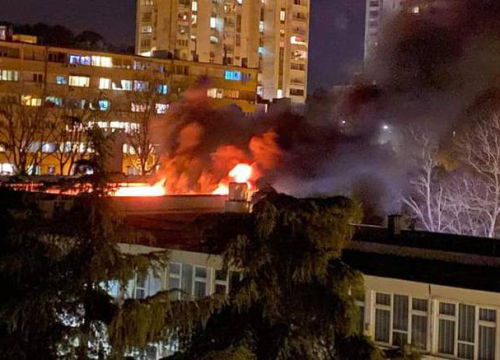 Gori osnovna škola u Puli, nepoznata osoba bacila zapaljivo sredstvo na krov