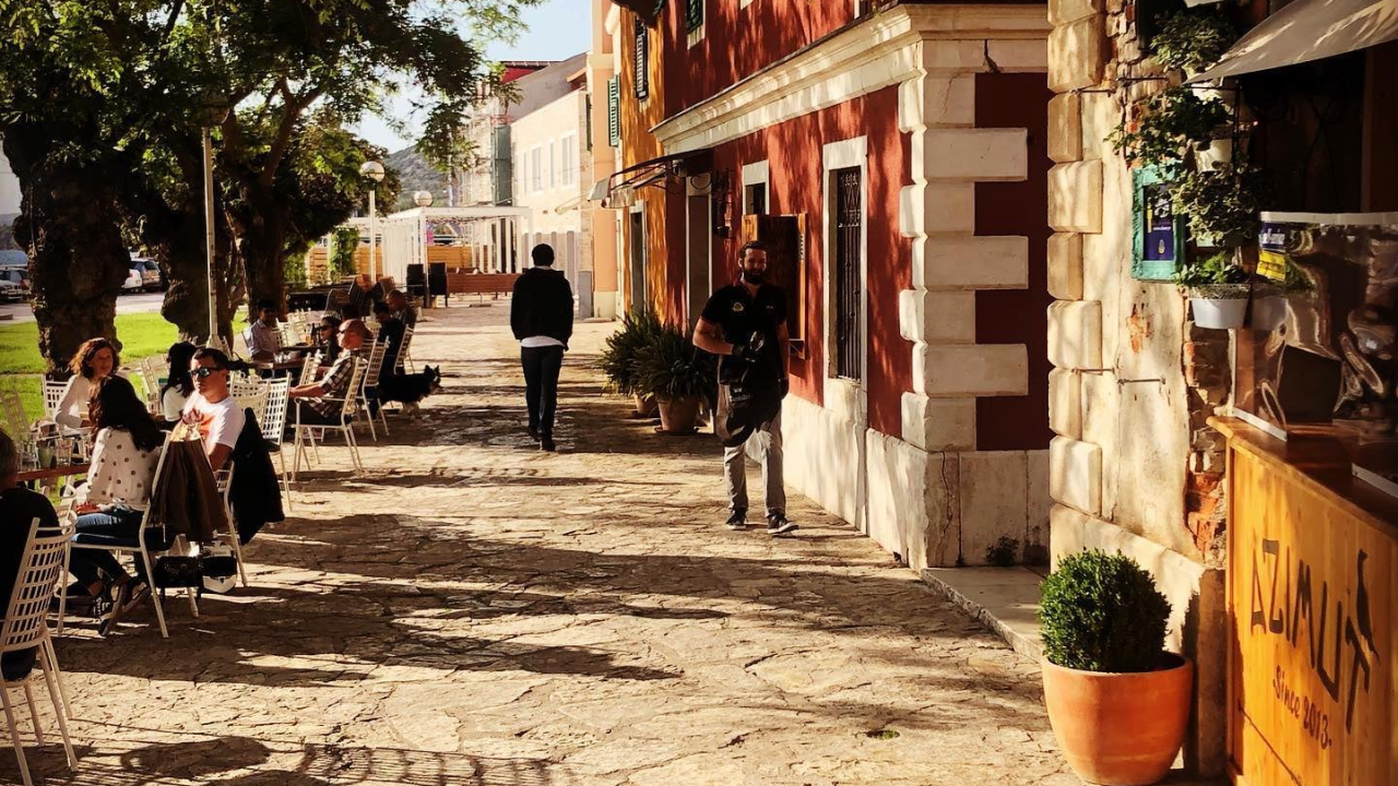 Šibenčanima danas besplatna kava u Azimutu i to zbog Međunarodnog dana poezije