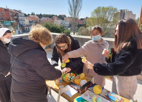 Fotografija 4 - Humanitarna akcija na Vidicima pred crkvom sv. Petra: Vjernici kupovali uskrsne ukrase