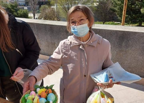 Fotografija 6 - Humanitarna akcija na Vidicima pred crkvom sv. Petra: Vjernici kupovali uskrsne ukrase